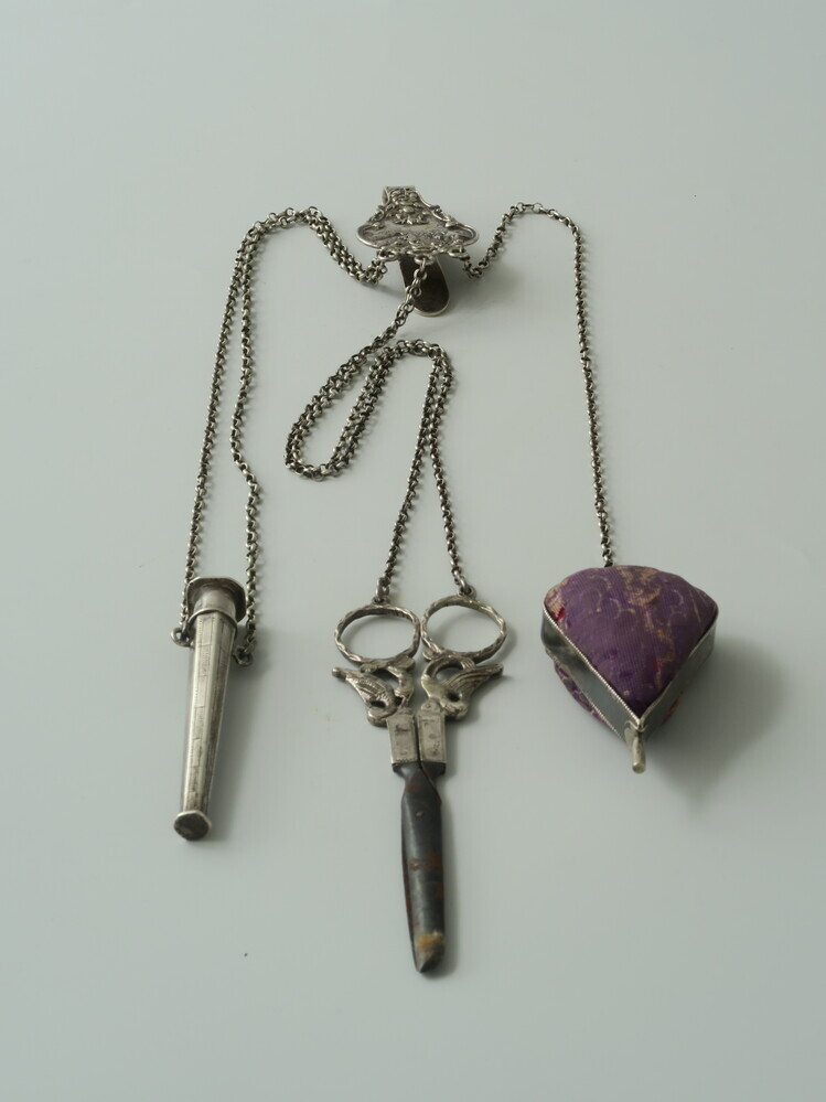 Zilveren chaitelaine met schaartje, speldenprikker en reukdoos