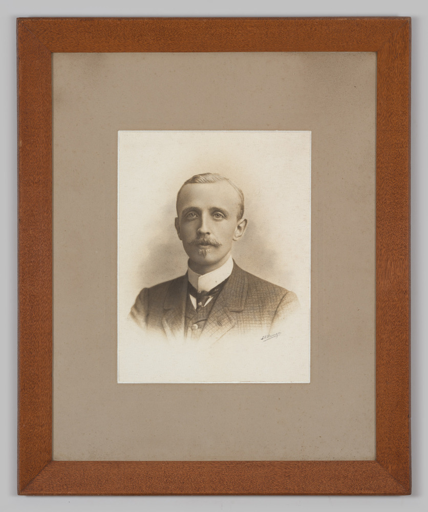 Portrettekening, achter glas, ingelijst, van een man