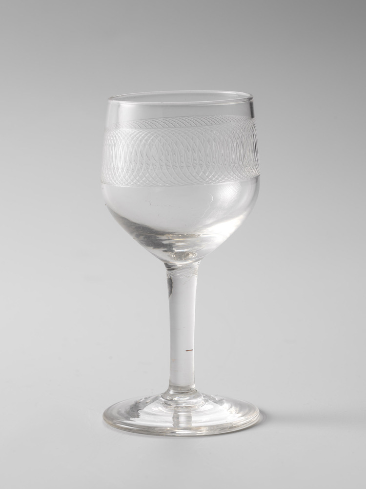 Glas met gegraveerde rand van cirkels