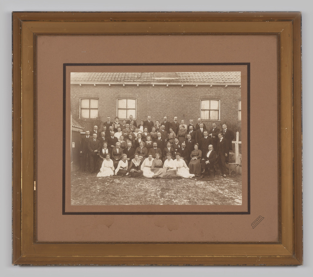 Groepsfoto bij een schoolgebouw (?).
