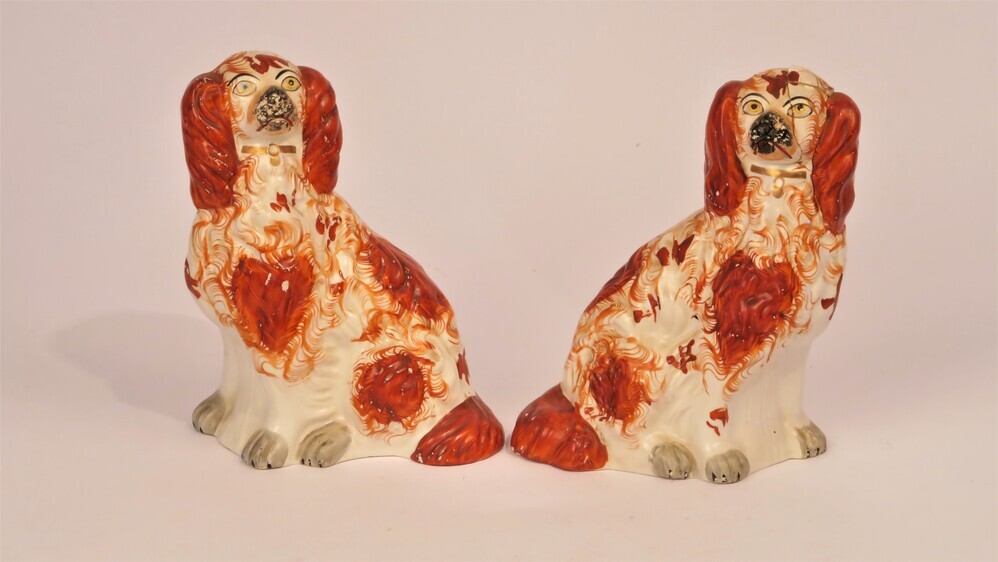 2 aardewerken Staffordshire-honden ook wel hoerenhondjes genoemd