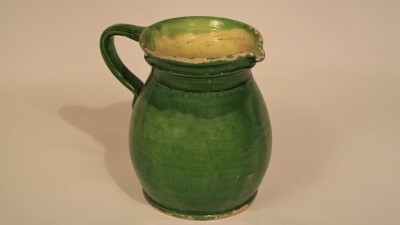 Kan met groen glazuur uit de 2e helft van de vijftiende eeuw