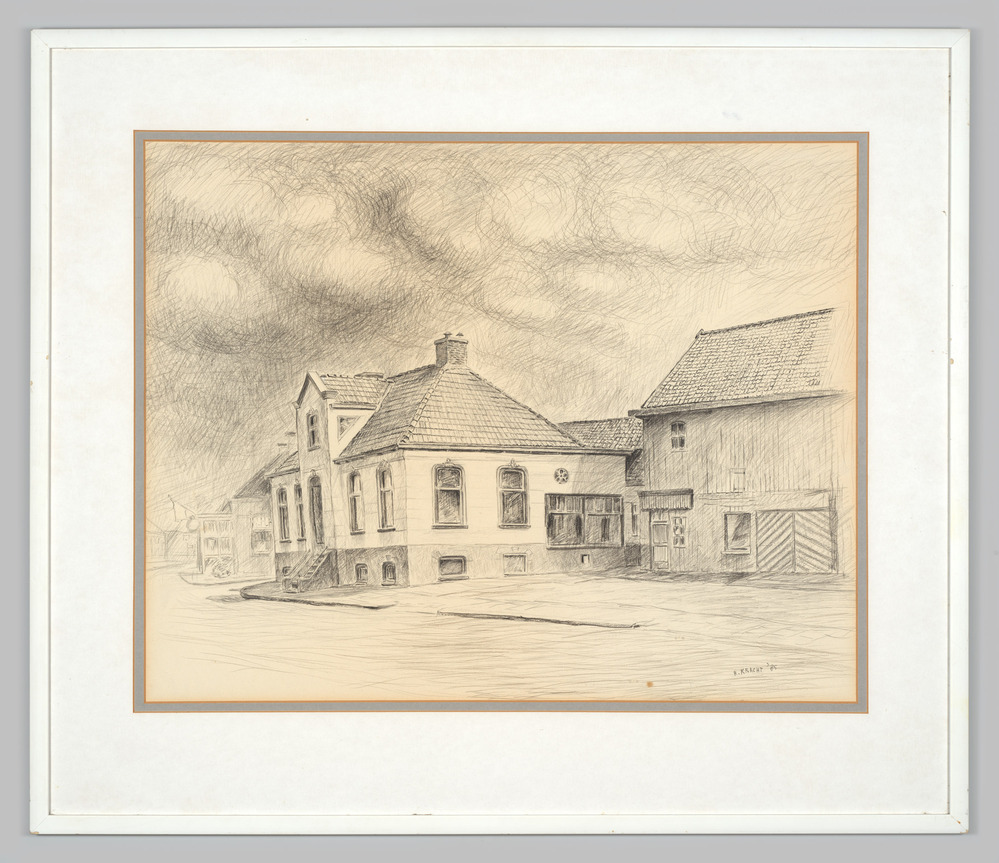 Potloodtekening, ingelijst, achter glas, van een huis in een dorpsstraat