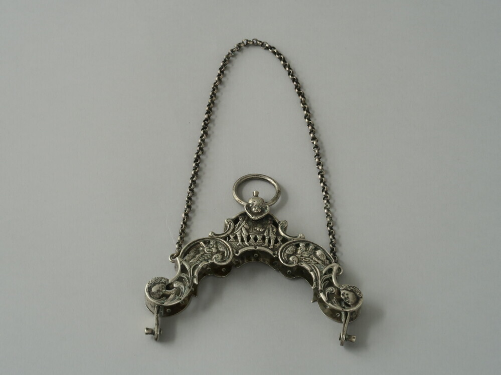 Zilveren beugel van een handtas