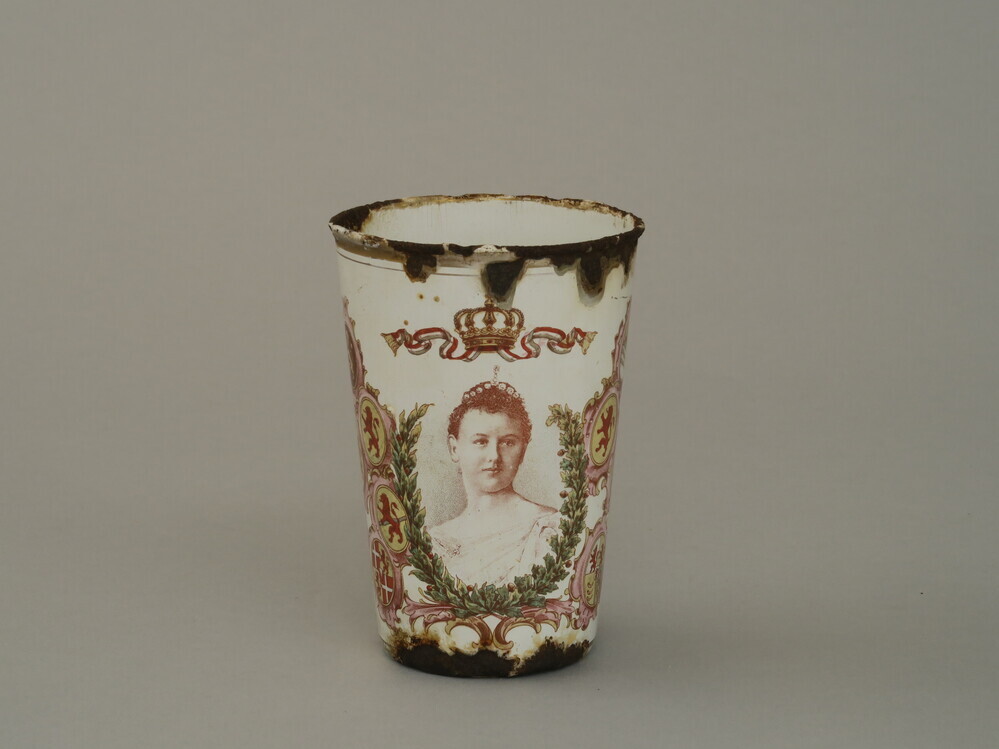 Beker met portret van koningin Wilhelmina