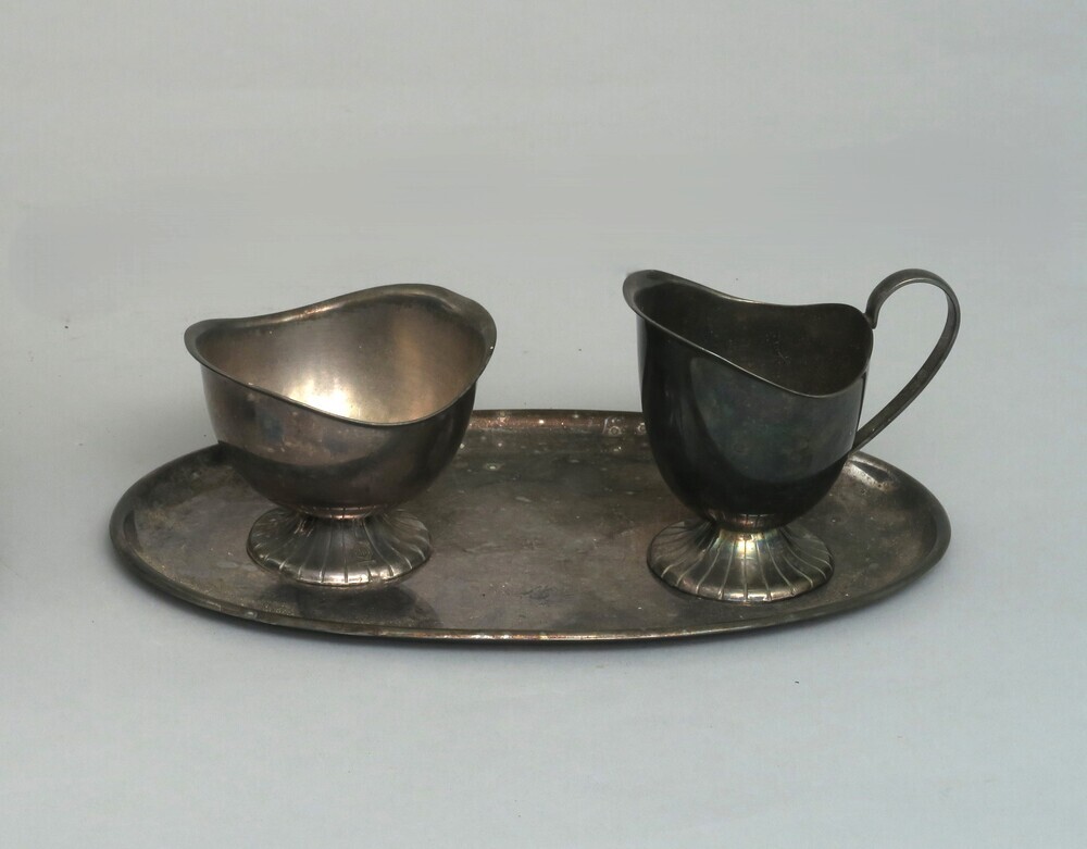 Zilveren roomkannetje en suikerpotje met schaal