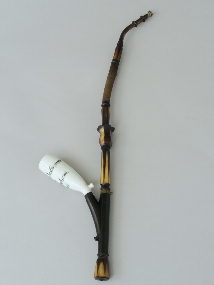 Pijp; hoornen pijpenzwengel, tweekleurig: bruin/geel. Tenminste 5 delen uitschroefbaar