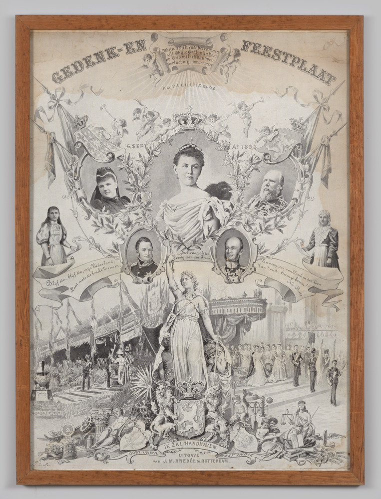 Herdenkingsplaat, ingelijst, achter glas.