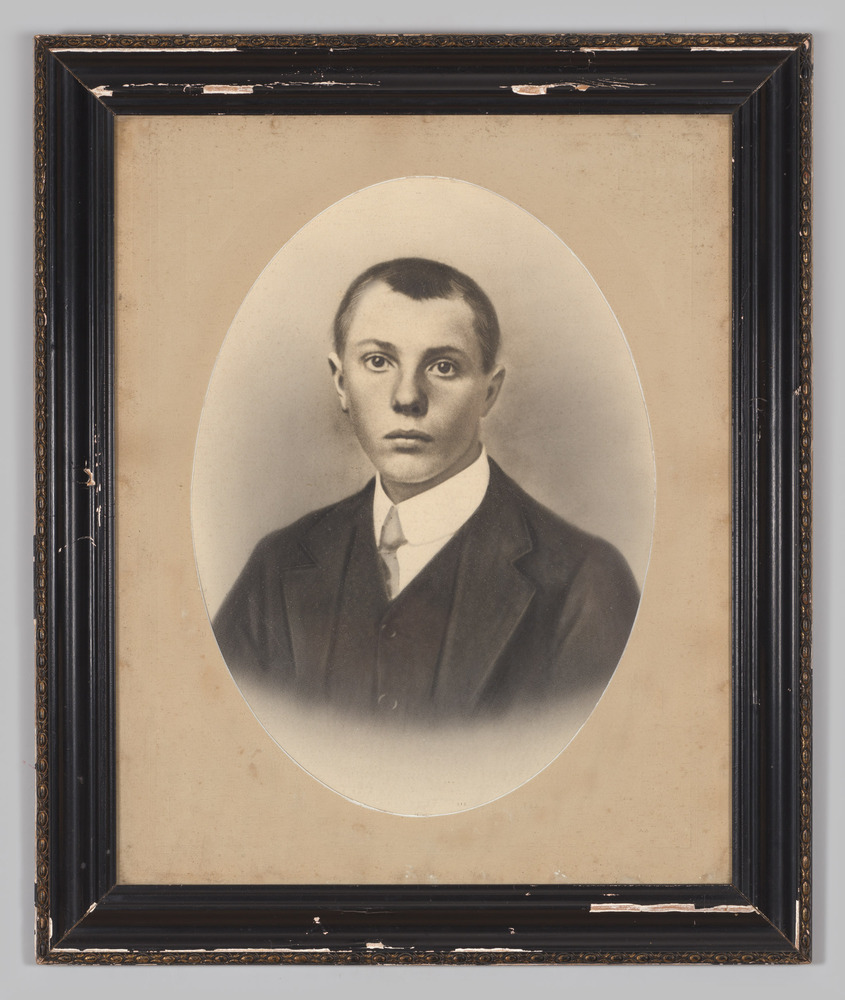 Portret van een man, ingelijst