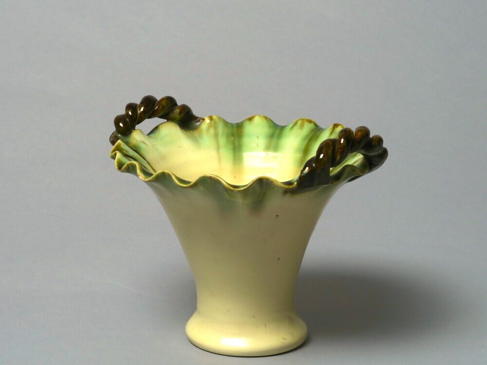 Beeld in de vorm van een bloemkelk met handvaten