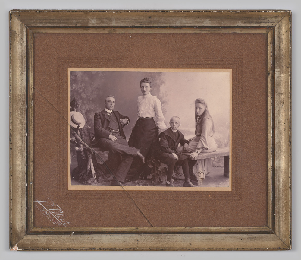 Foto, ingelijst, achter glas, van een man, een vrouw, een jongen en een meisje