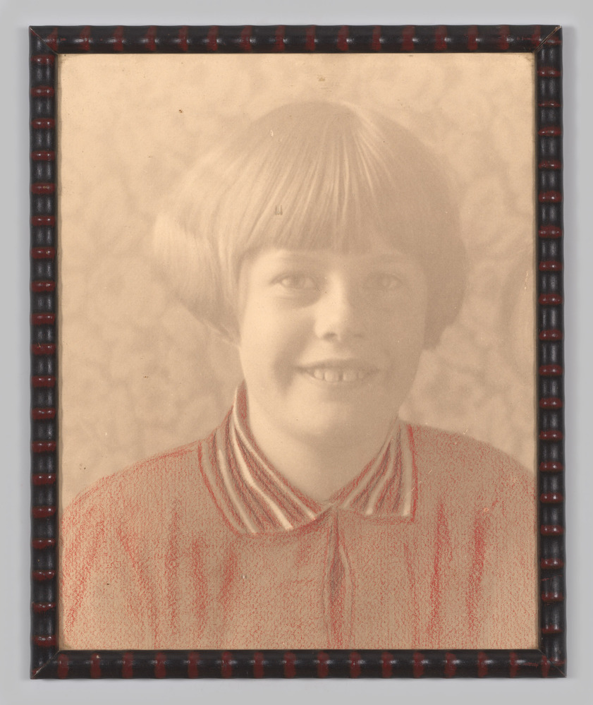 Foto, ingekleurd met rood, ingelijst, achter glas, voorstellende een meisje met haarstijl van de jaren 20