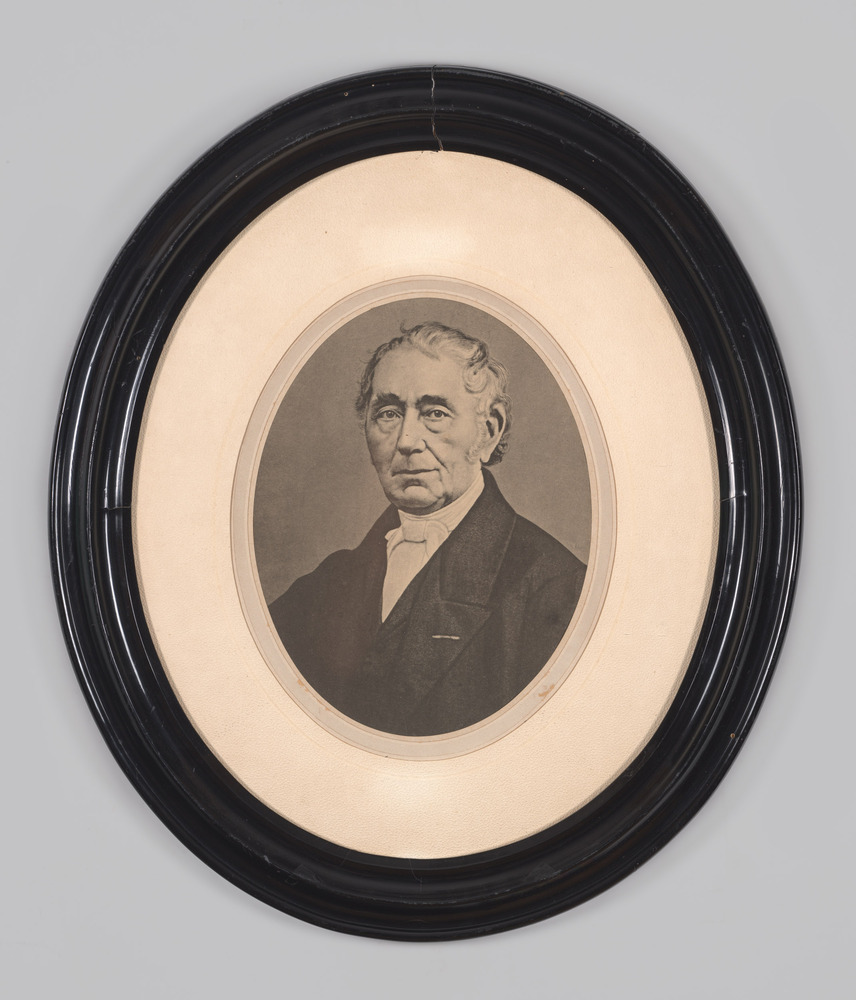 Portretfoto in ovale lijst, achter glas, voorstellende Geert Reinders