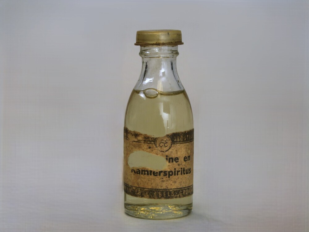 Apothekersflesje van drogisterijketen Ebel Ebels uit Groningen