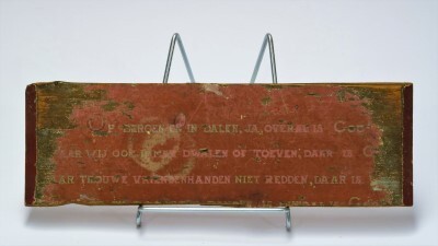 Deel van een gezangbord uit de gevangeniskerkzaal rood geverfd