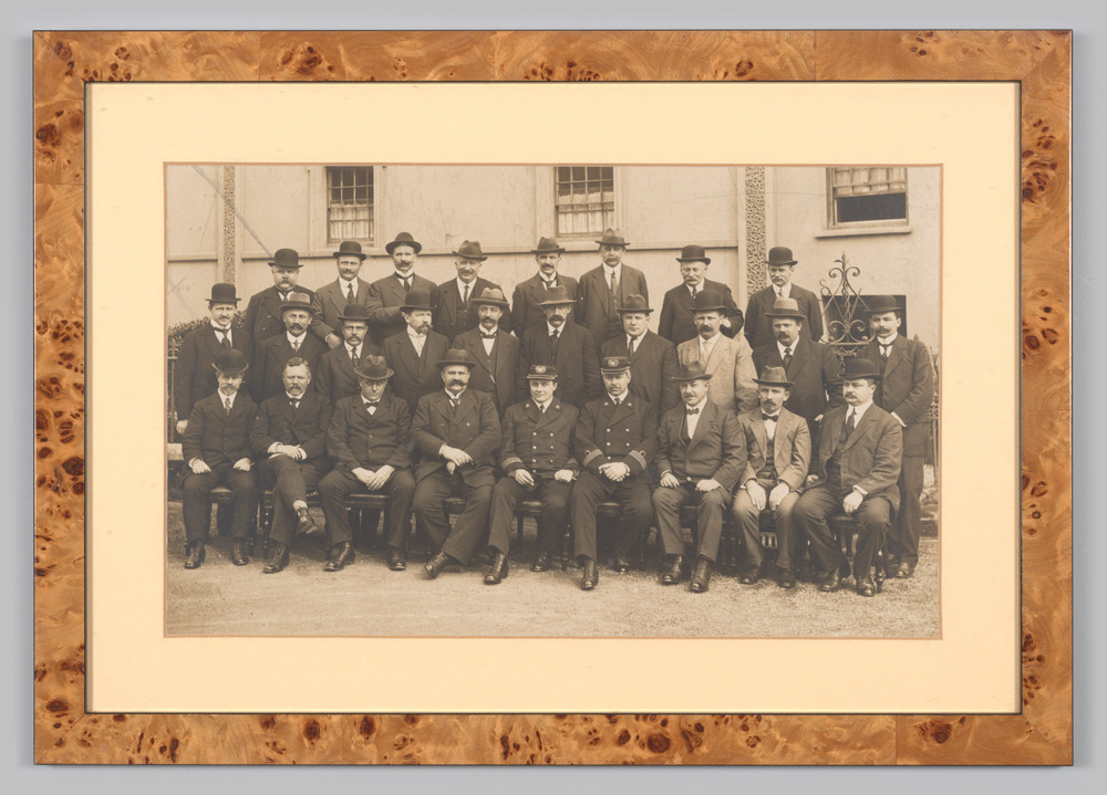 Groepsfoto 1930 van gezagvoerders Van Nievelt, Goudriaan & Co's Stoomvaart Maatschappij N.V.