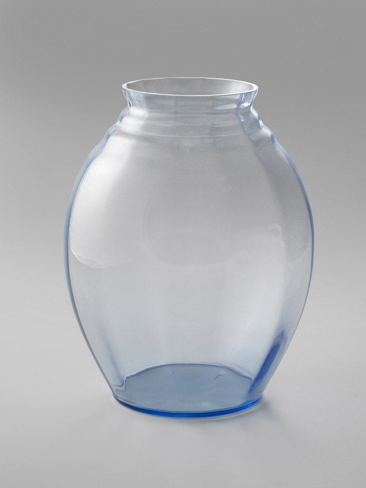 Glazen vaas met iets blauwe kleur