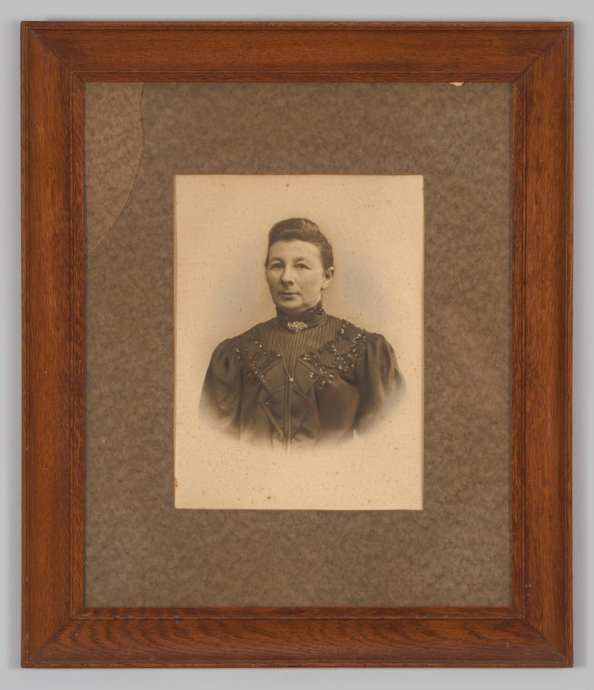 Foto van een vrouw, ingelijst