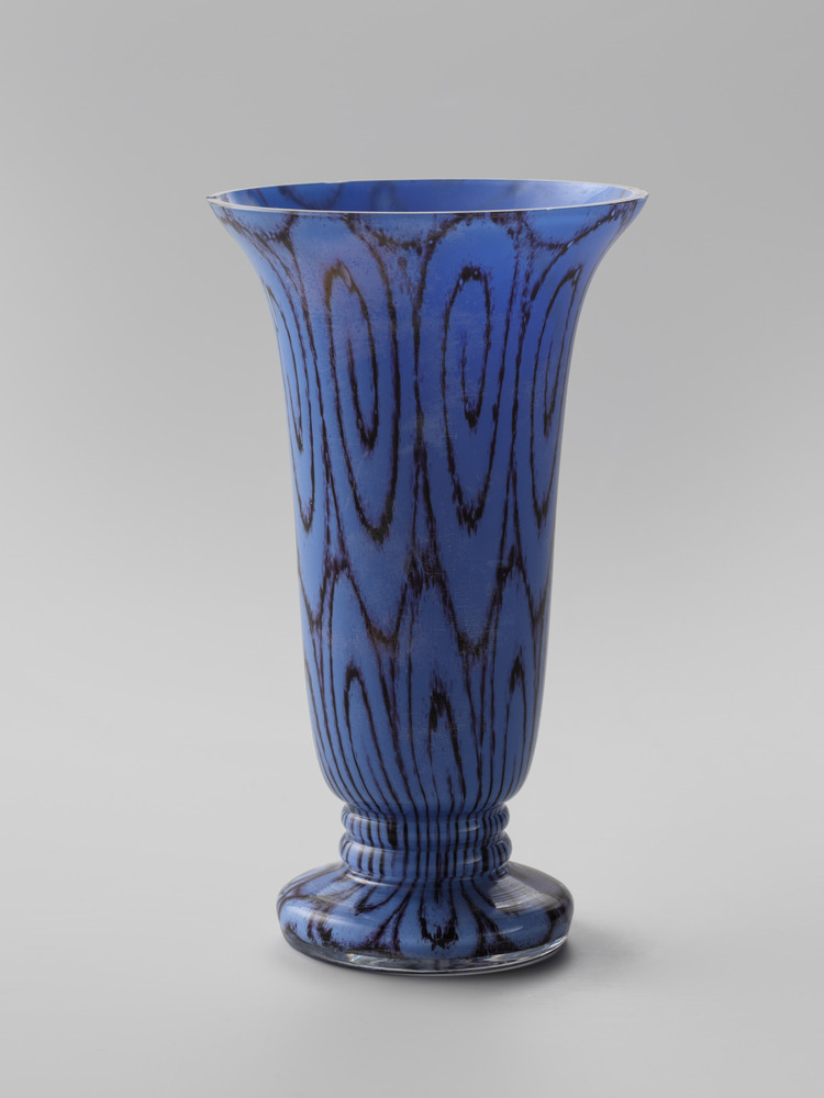 Lila-blauw glazen vaas met paars-zwarte lijnen en spiralen