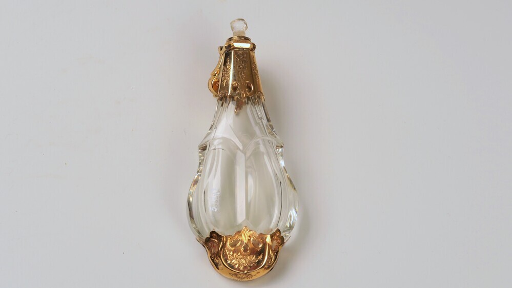 Kristallen parfumflesje met goud/zilveren detail