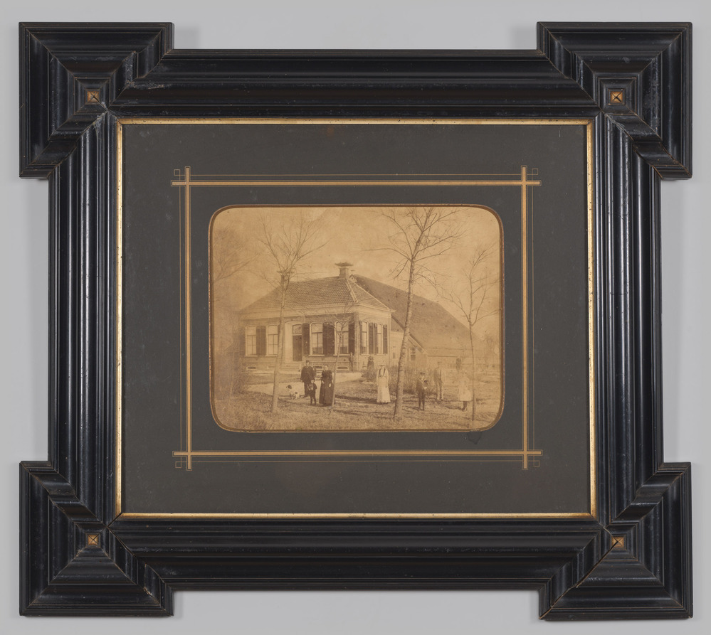 Foto van boerderij met personen en jachthond in zwart laqué profiellijst