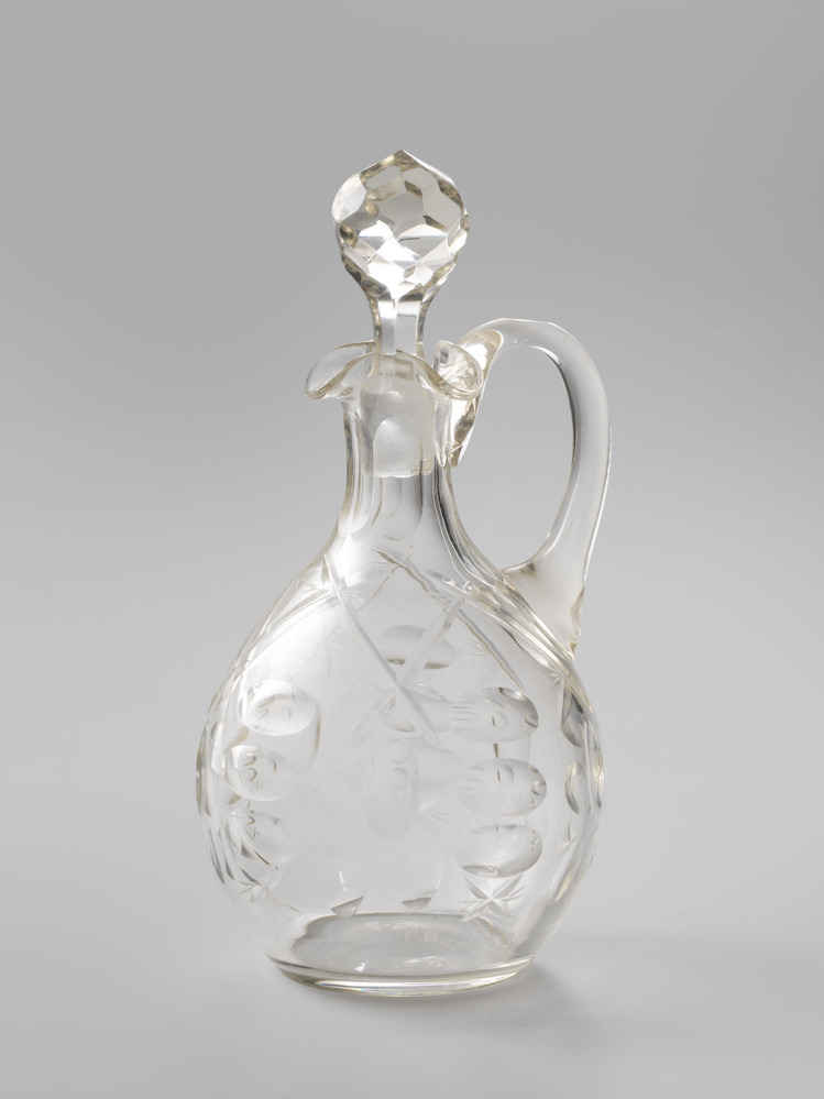 Twee karafjes, identiek, gave exemplaren met stopje. Geperste figuren in glas