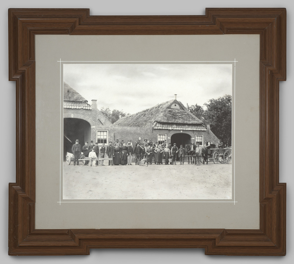 Foto van boerderij, ingelijst, achter glas