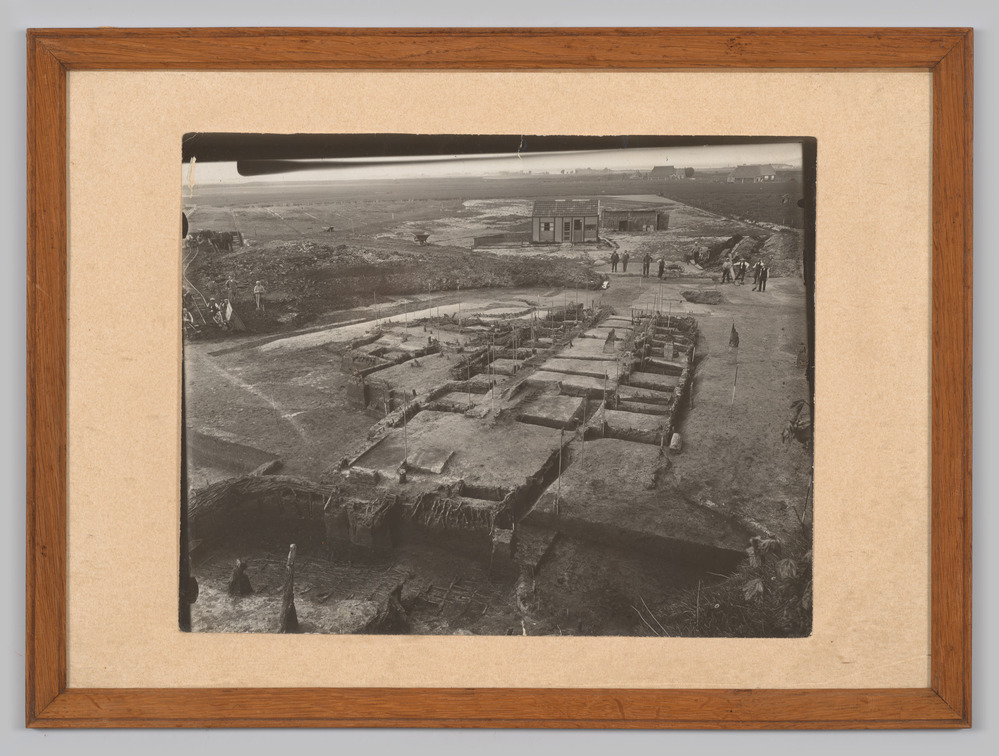 Foto van een afgegraven wierde, ingelijst