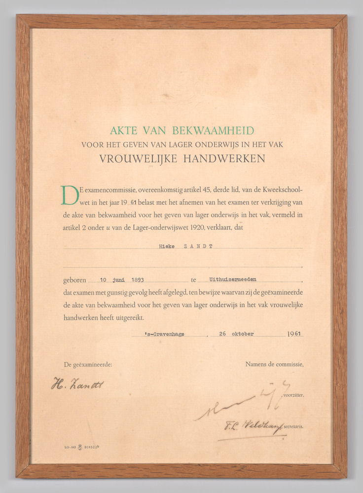 Akte, ingelijst, achter glas, van bekwaamheid in het handwerkonderwijs