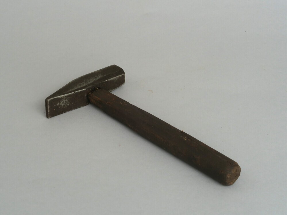 Hamer 300 gr. met houten steel