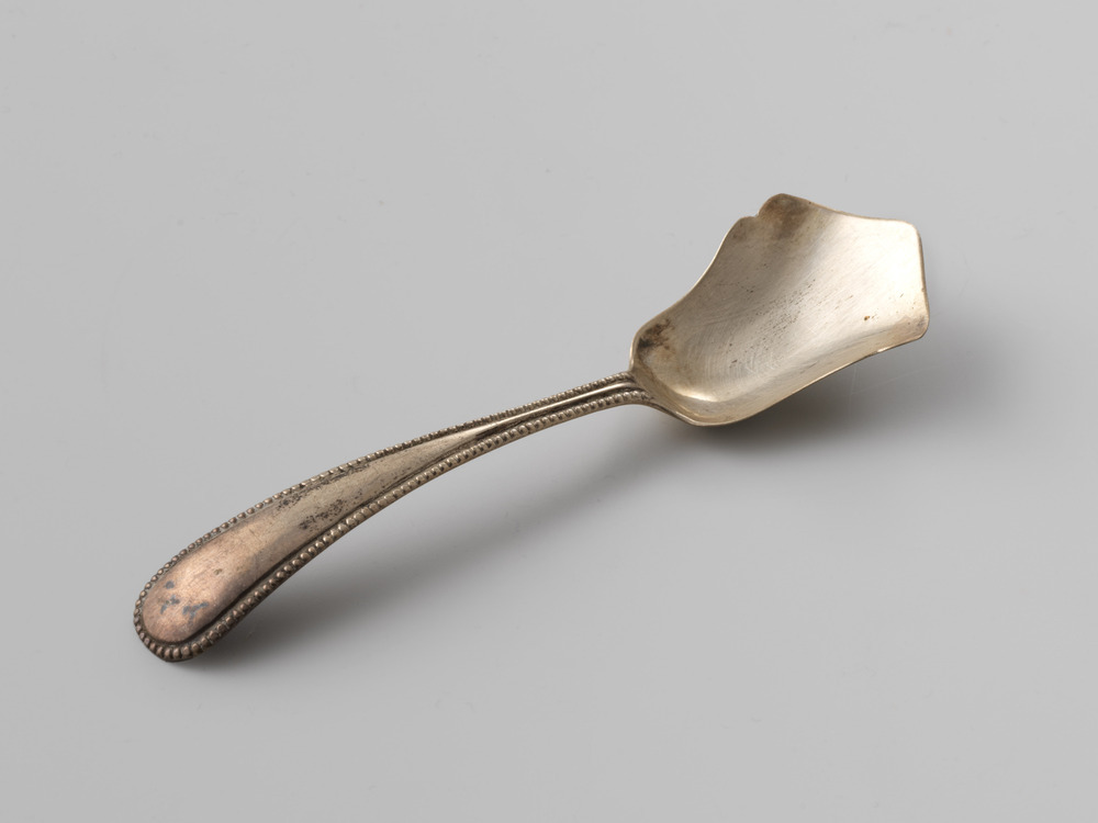 Zilveren suikerschepje van 2e gehalte zilver.