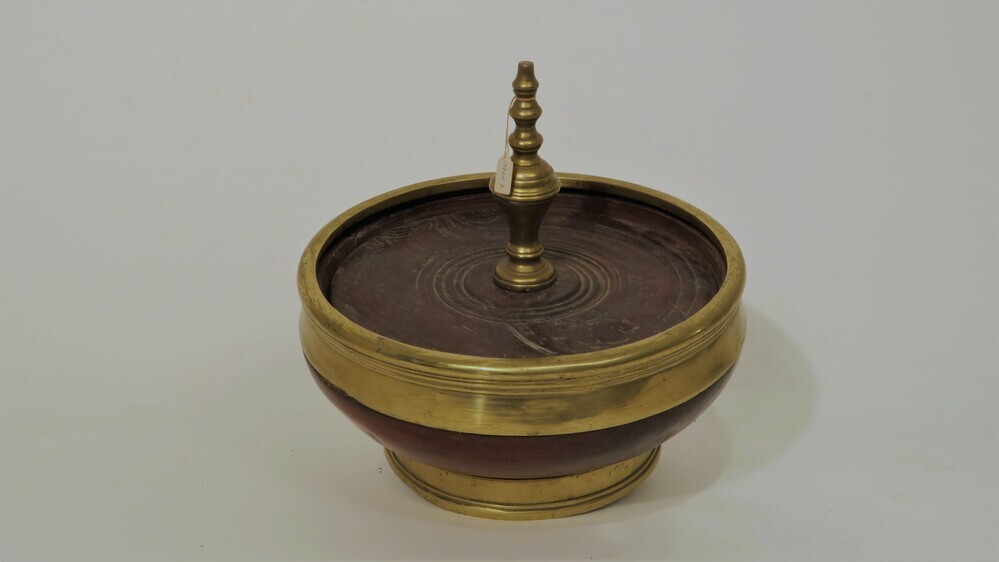 tabakspot of vaatje van Marten Toonder sr., bestaande uit pot en deksel, met ingesloten een brief van de eigenaar aan zijn zoon