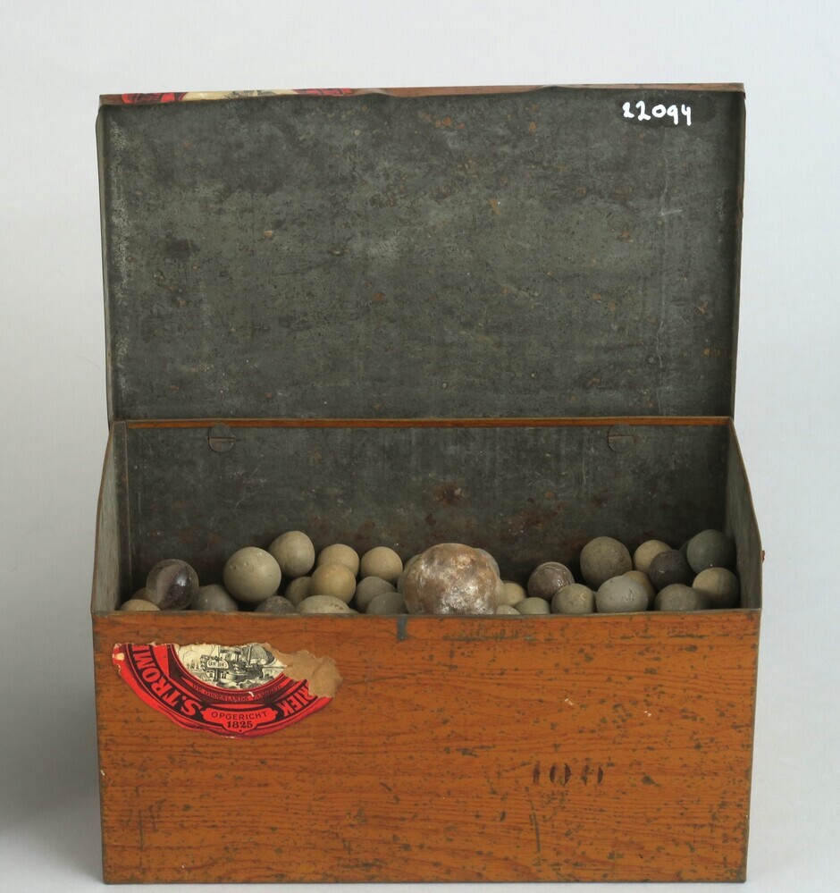 Blik met verschillende soorten knikkers