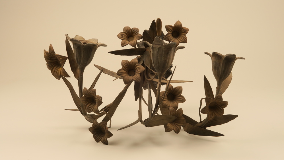 Metalen kandelaar met de vorm van een plant met 9 vergulde bloemen, 2 knoppen en 3 zinkkleurige kaarsenhouders