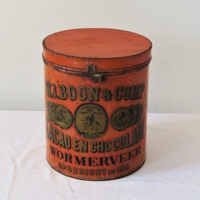 Rood cacao- en chocoladeblik van W.A. Boon en Comp.
