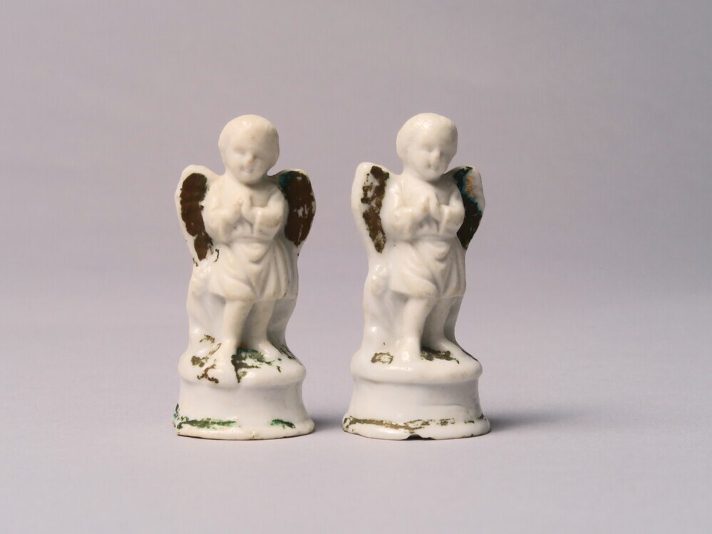 2 kleine beeldjes van engeltjes