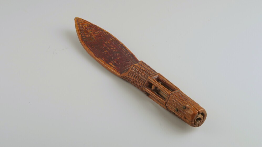 Versierde breischede van hout