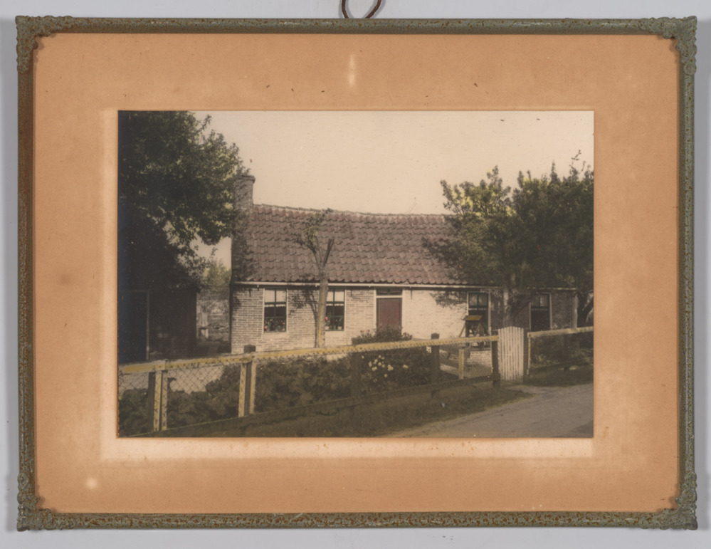 Foto van arbeiderswoning, ingelijst