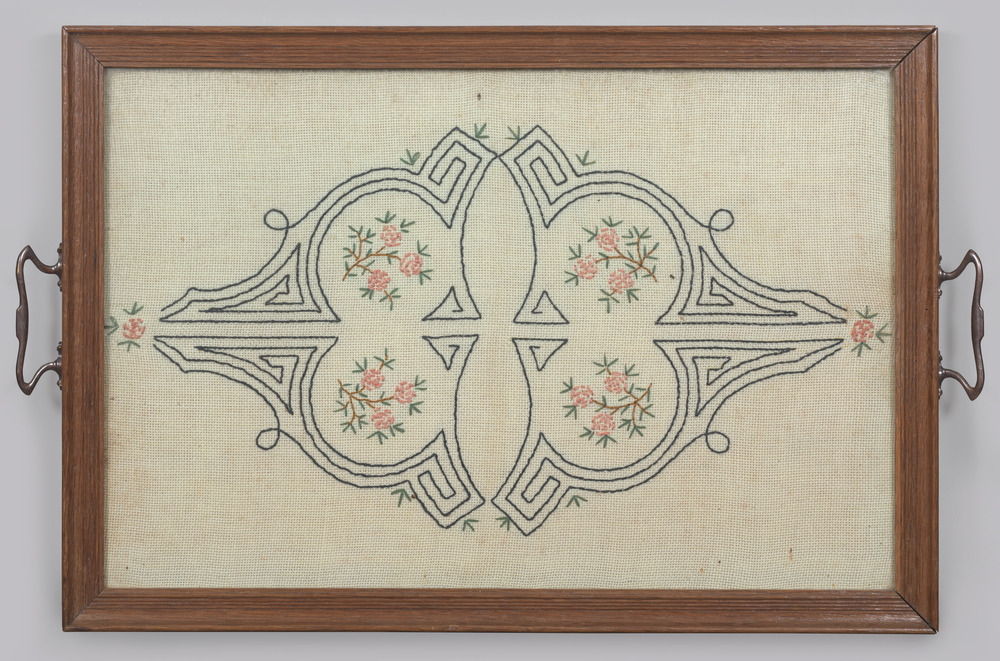 Dienblad met glazen bodem en borduurwerk