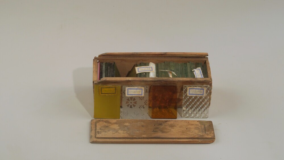 Houten doos met voorbeelden van verschillende soorten glas