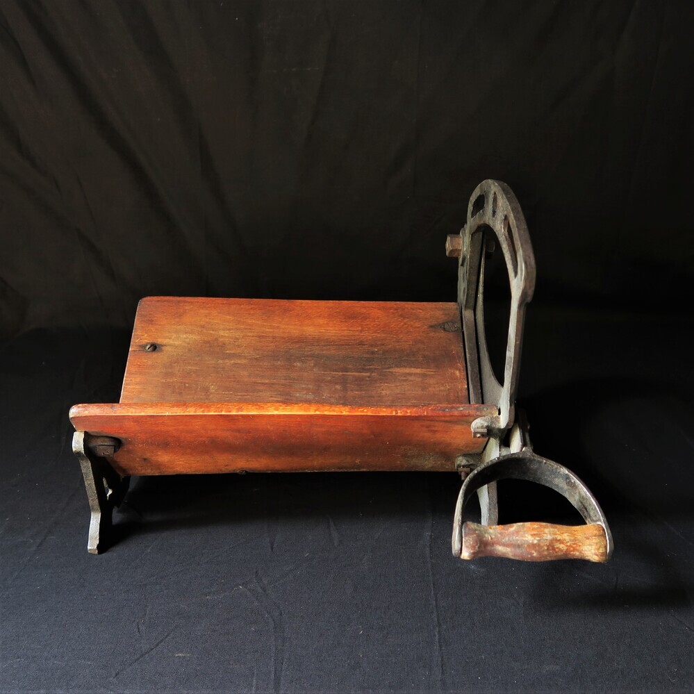 Roggebroodsnijmes gemonteerd aan houten broodhouder