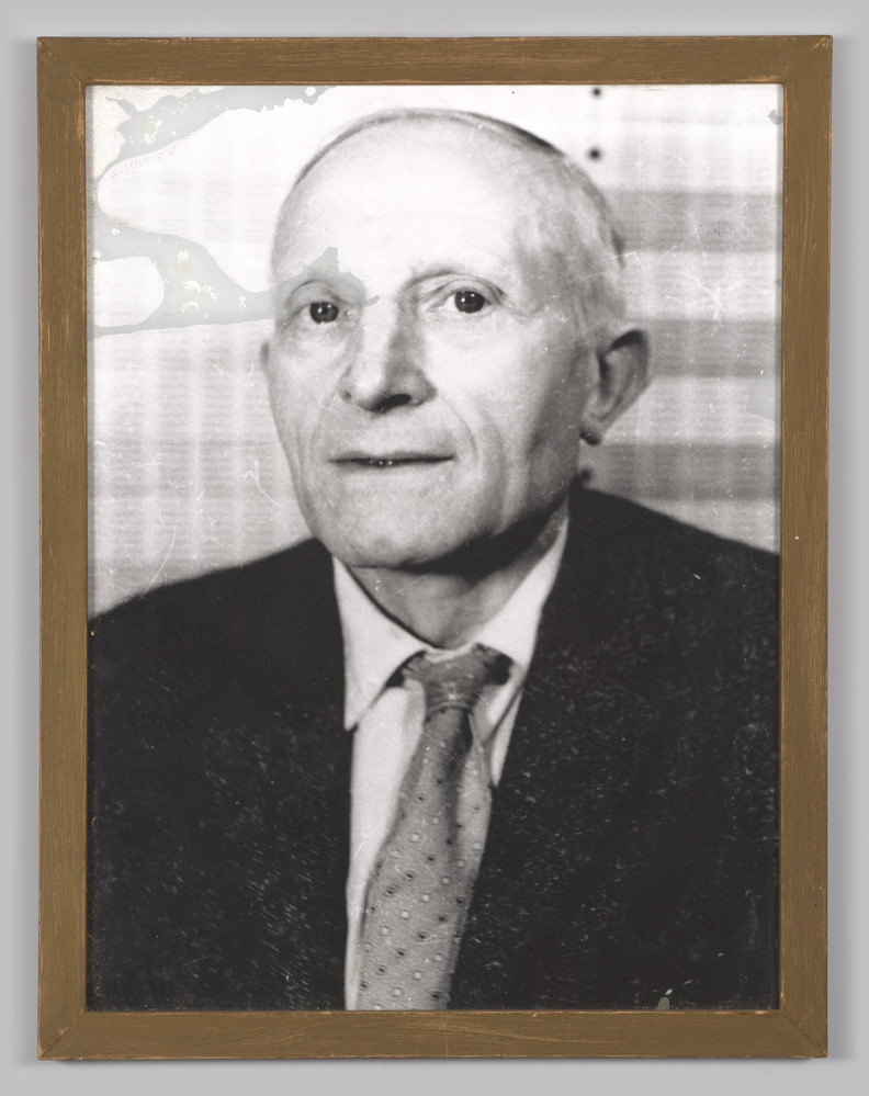 Portretfoto, ingelijst, achter glas, van een onbekende man