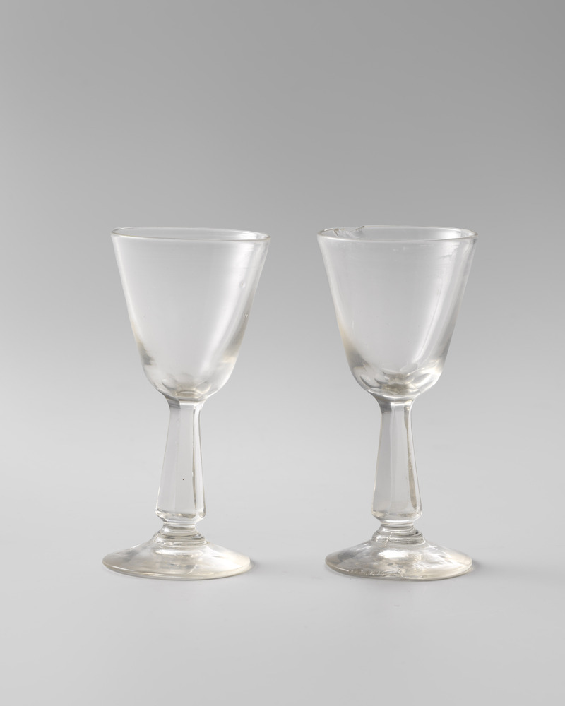 2 glaasjes met geslepen voet