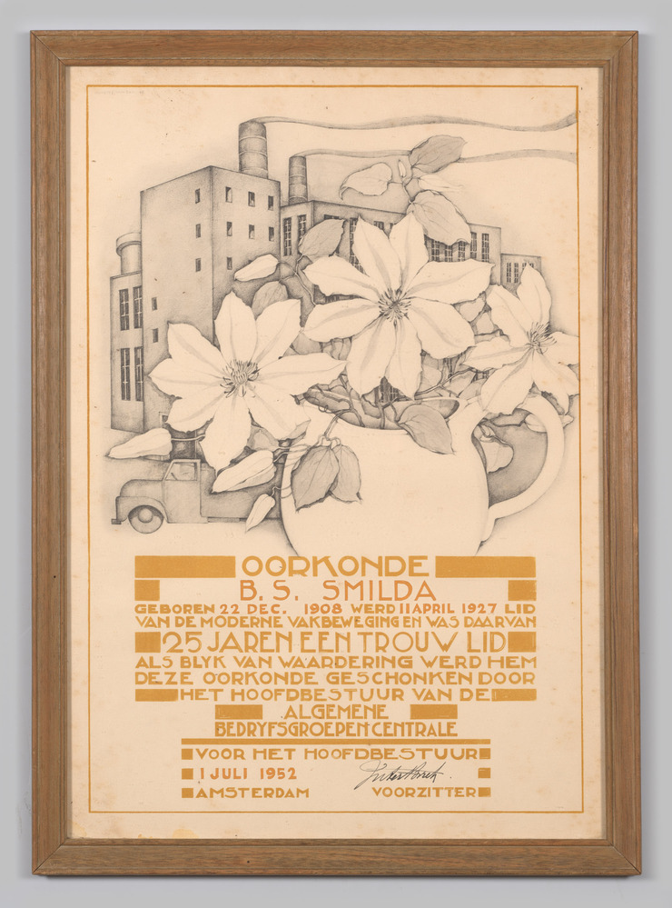 Oorkonde, ingelijst, achter glas, heeft betrekking op verdiensten voor de christelijke vakbond.