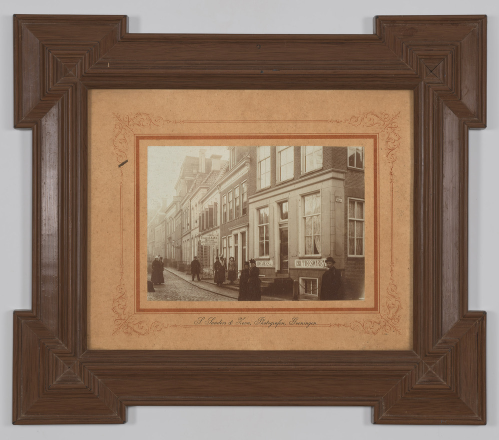 Foto in houten lijst, van straathoek in de stad Groningen