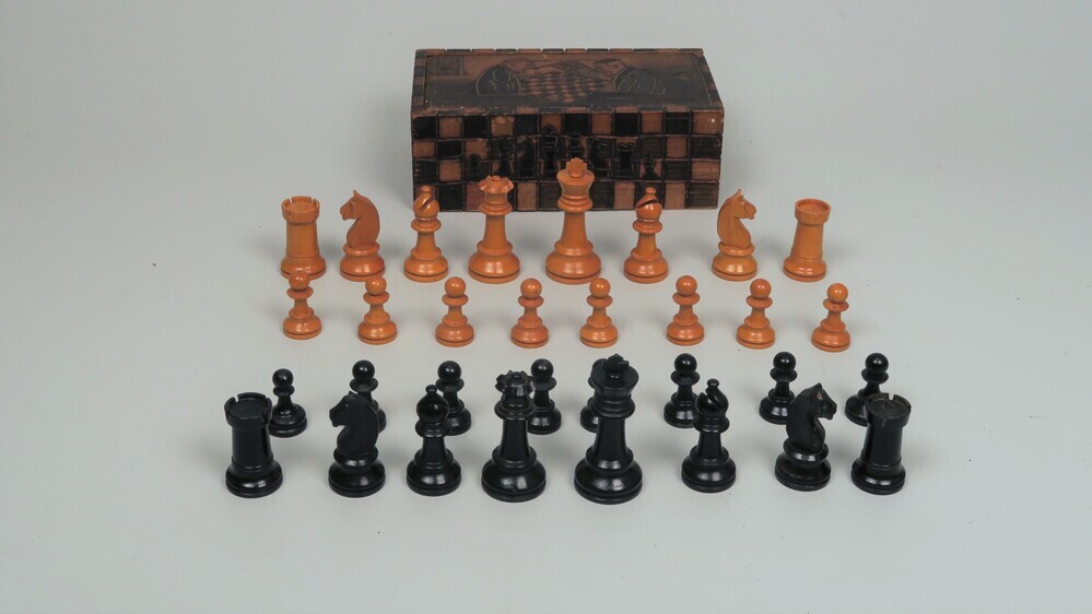 Houten doos met schaakstukken
