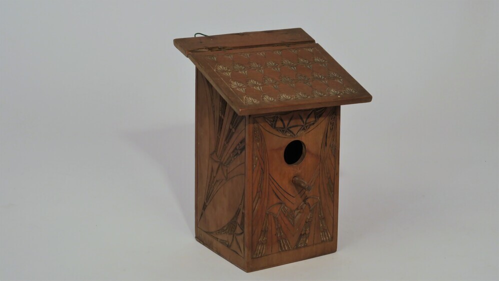 Versierd houten vogelhuisje