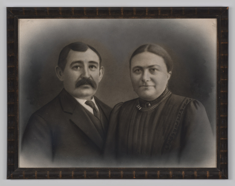 Portret, ingelijst, achter glas, van een man en een vrouw