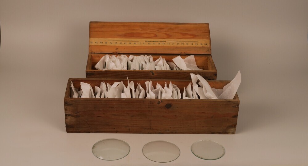 2 houten bakken met verschillende maten glasplaten voor een  seinlantaarn.