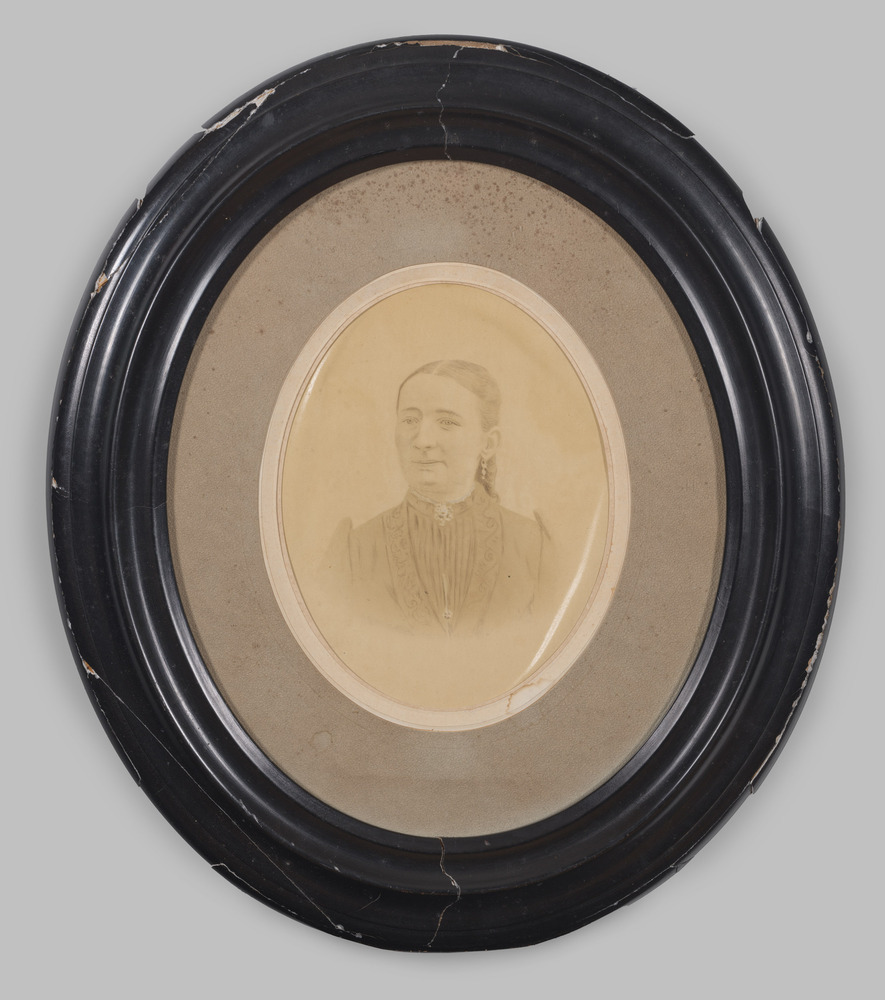 Foto van een vrouw in ovale lijst